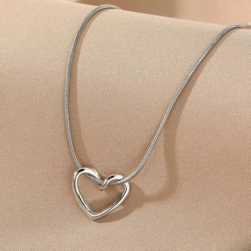 New Simple Hollow Love Heart Pendant Necklace for Women Fashion Creative Geometric Clavicle Chain Necklaces Party Jewelry Gift
